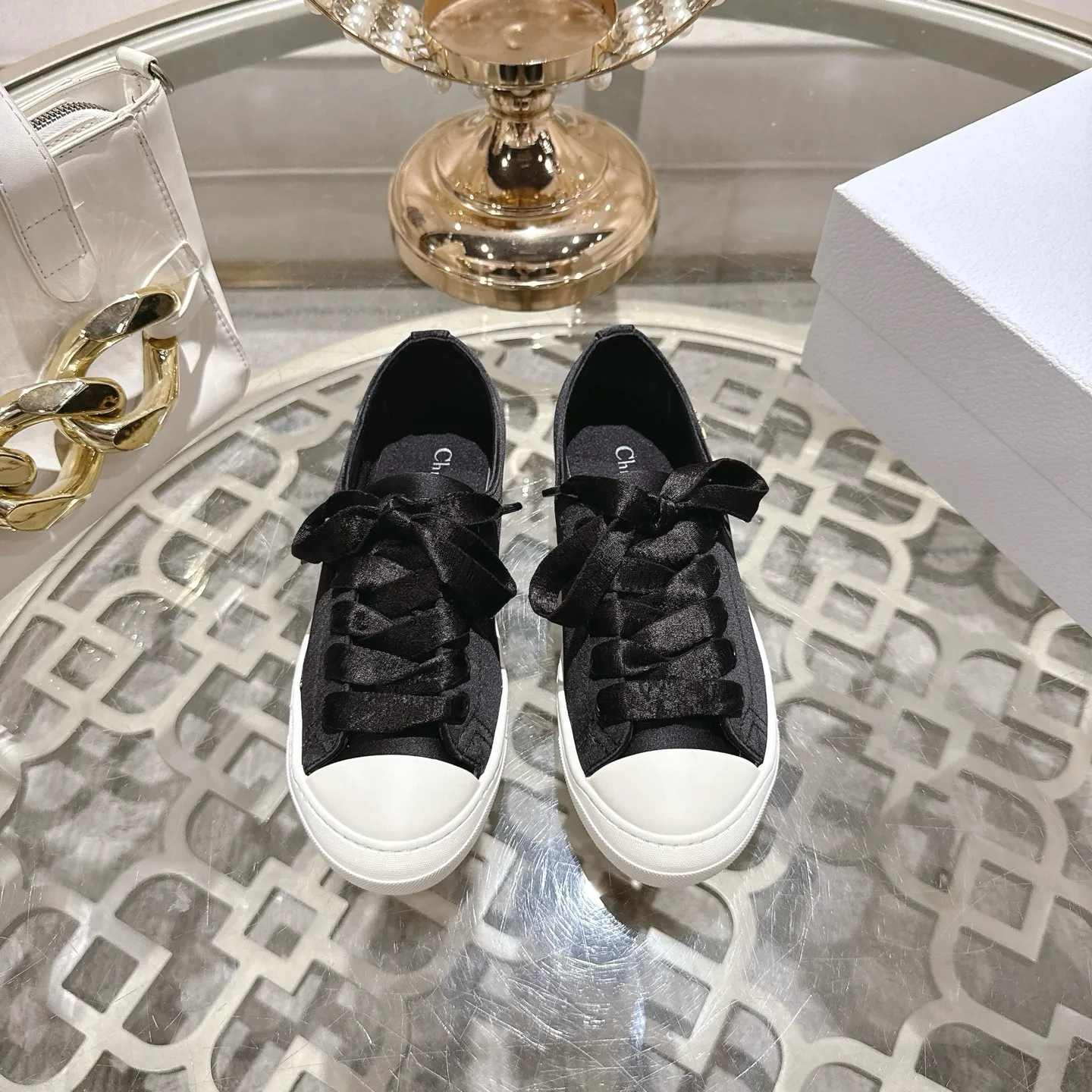 👟👟Ex-factory price 520👟👟 DIOR Dior's 2025 latest lucky satin casual shoes thin-soled shoes. Many celebrity Internet celebrities planted Chanristian Dior logo buckles. The designer really understands the needs of girls in summer. This new product Lucky thin-soled shoes are as cute as her name. The thin sole + shallow mouth design makes the whole pair of shoes very light and easy to wear. Fabric: Satin with wide satin laces of the same color. They are so beautiful that they are speechless in the sun. The soft shoe body looks like stepping on clouds with socks and culottes. It is windy and lazy when walking. It gives you the "effortless" elegance when you take a shot. Outsole: Original molded TPU outsole Size: 35-41 (41 is custom-made and cannot be returned or exchanged)